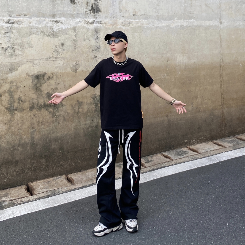 SMAKER FLAME FLARE SWEAT PANTS IN BLACK 