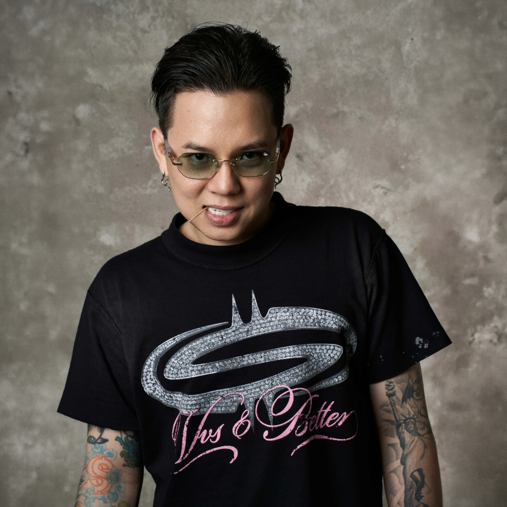 VVS & BETTER TEE IN BLACK 