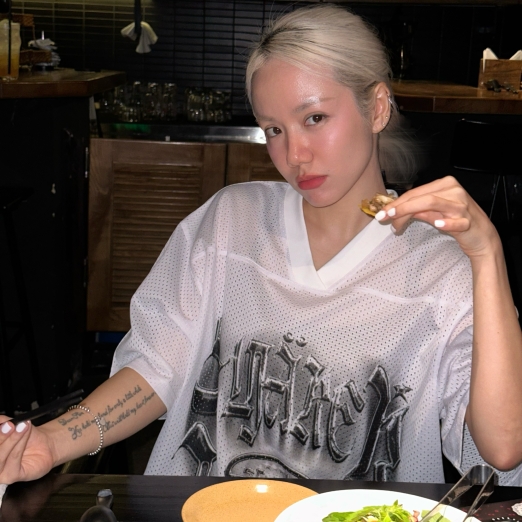 SMAKER STUDIO MESH V NECK TEE IN WHITE